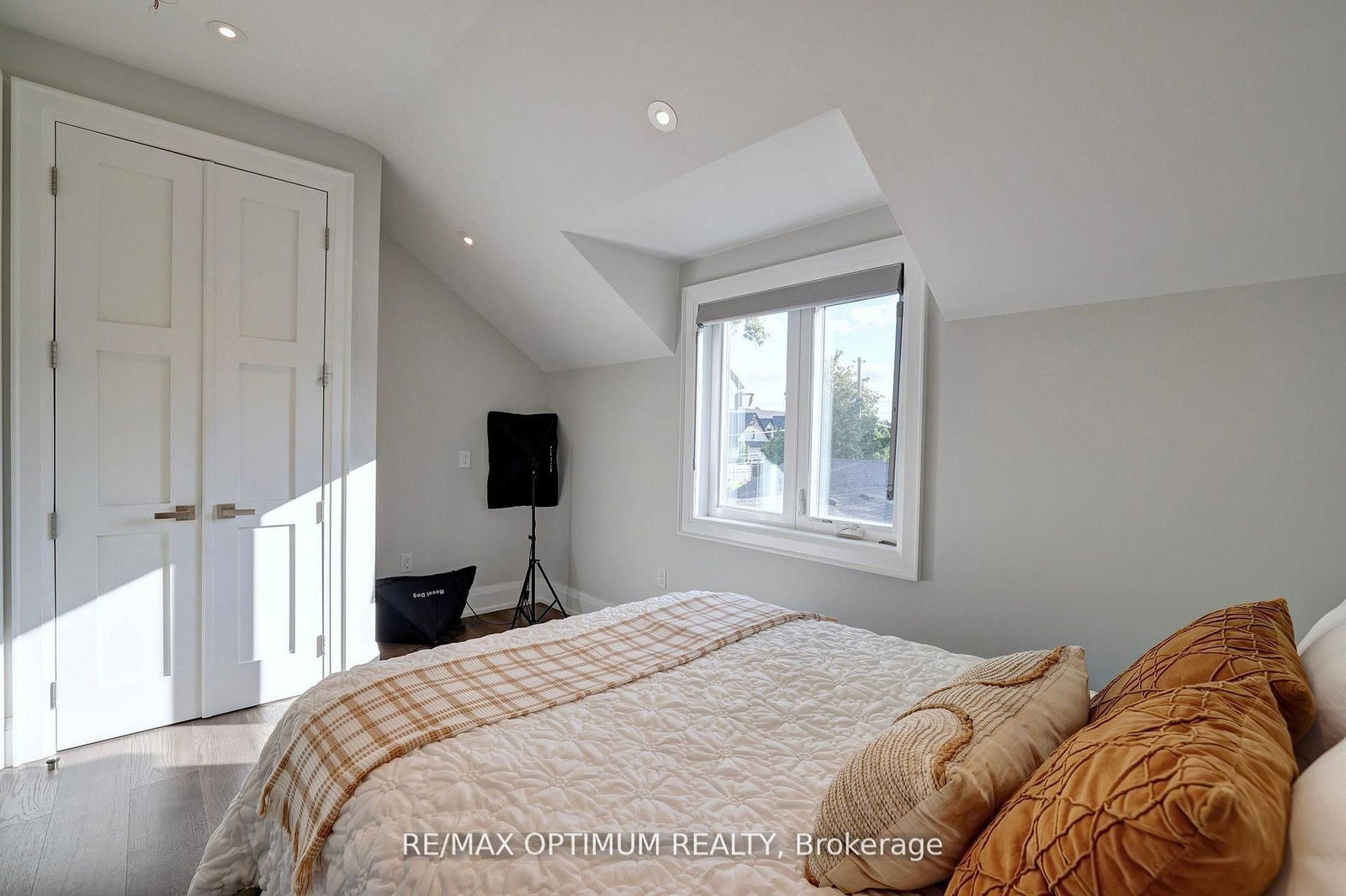 26 Pioneer Dr, Mississauga, view 32