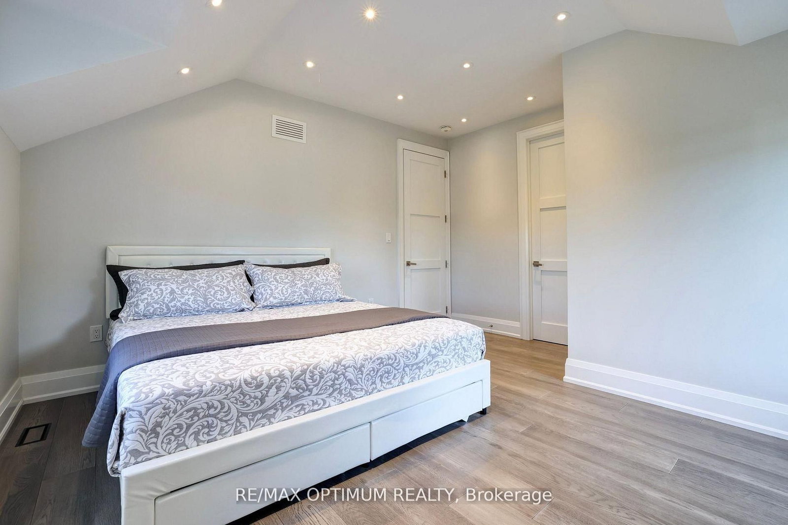 26 Pioneer Dr, Mississauga, view 36