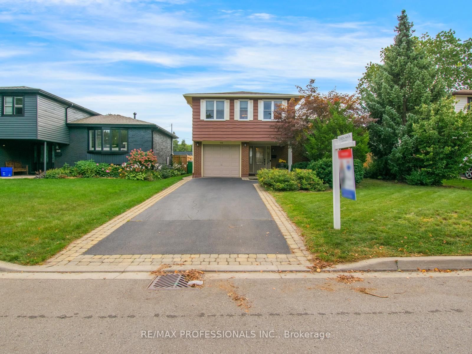 652 Meadow Lane • Burlington, ON photo 2