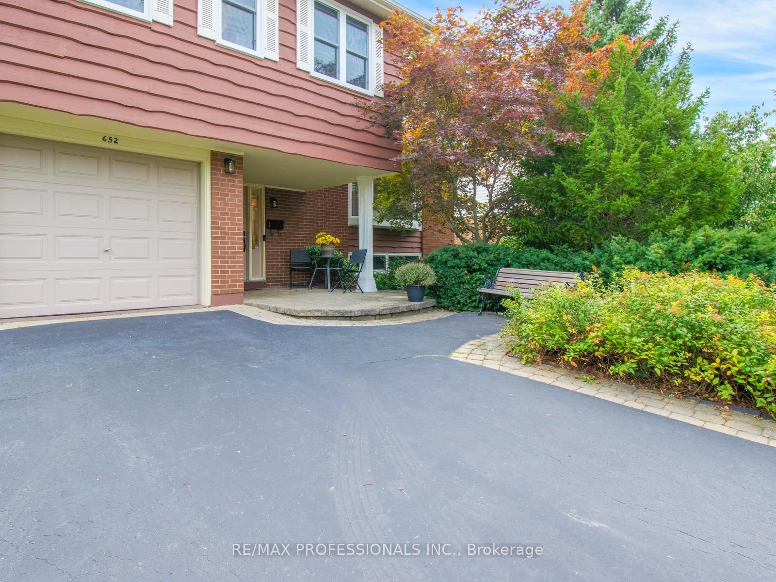 652 Meadow Lane • Burlington, ON photo 3