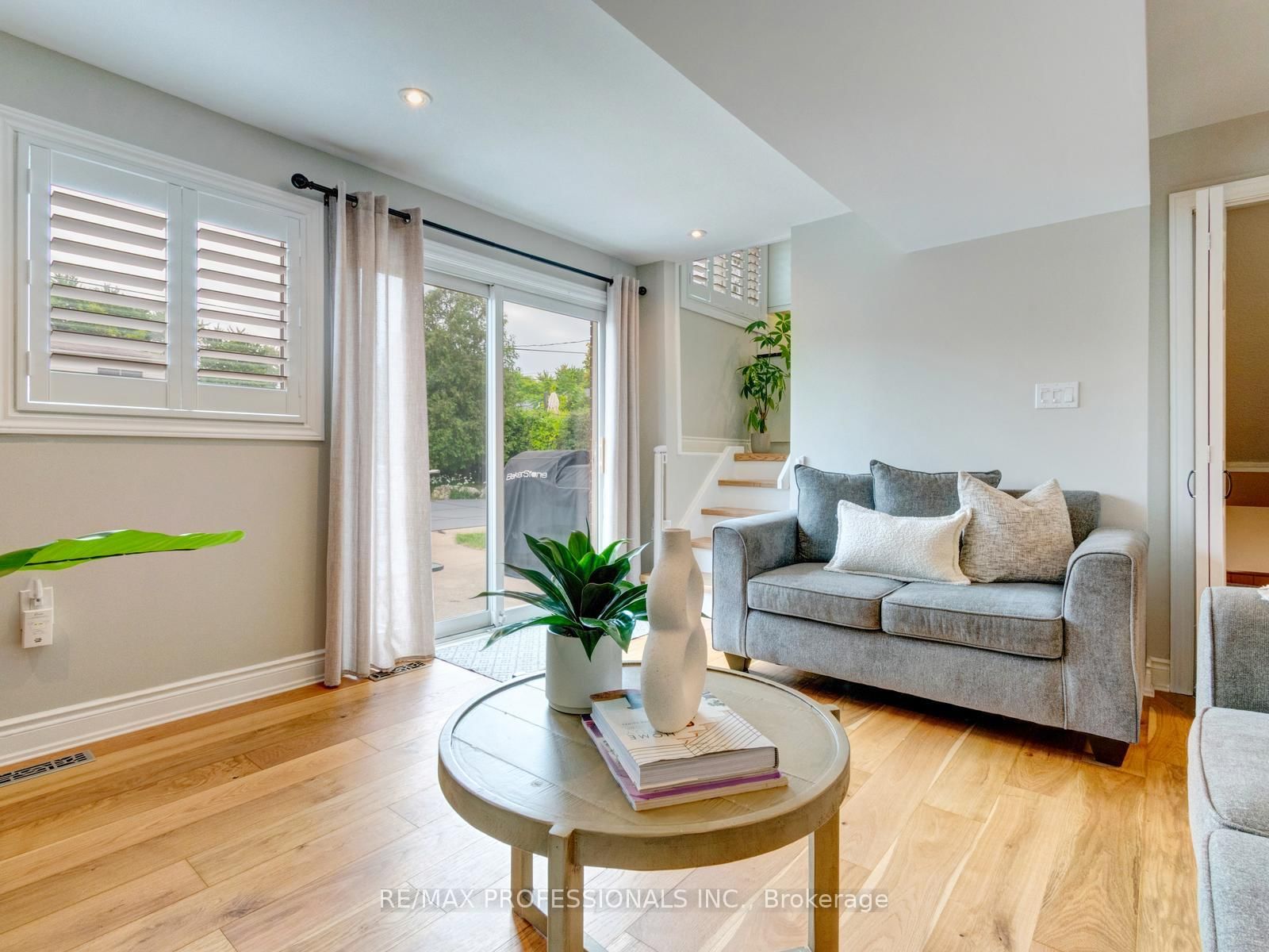 652 Meadow Lane • Burlington, ON photo 8