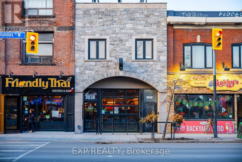 3030 DUNDAS St photo 1
