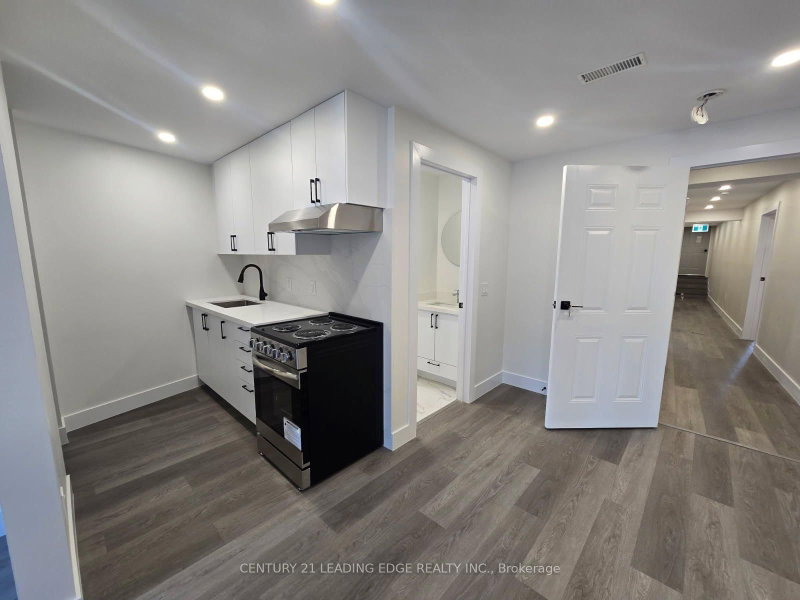 3030 DUNDAS St photo 2