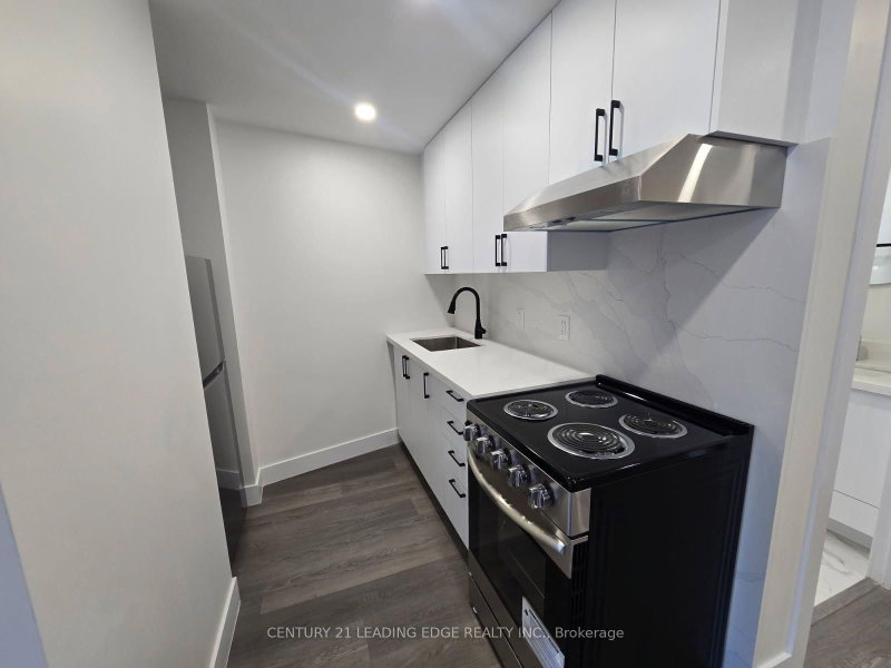 3030 DUNDAS St photo 4
