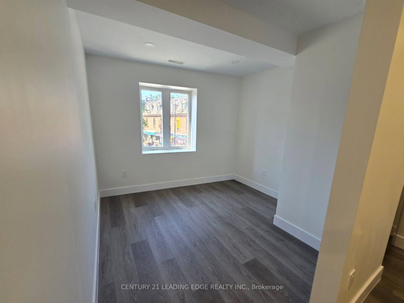 3030 DUNDAS St photo 5