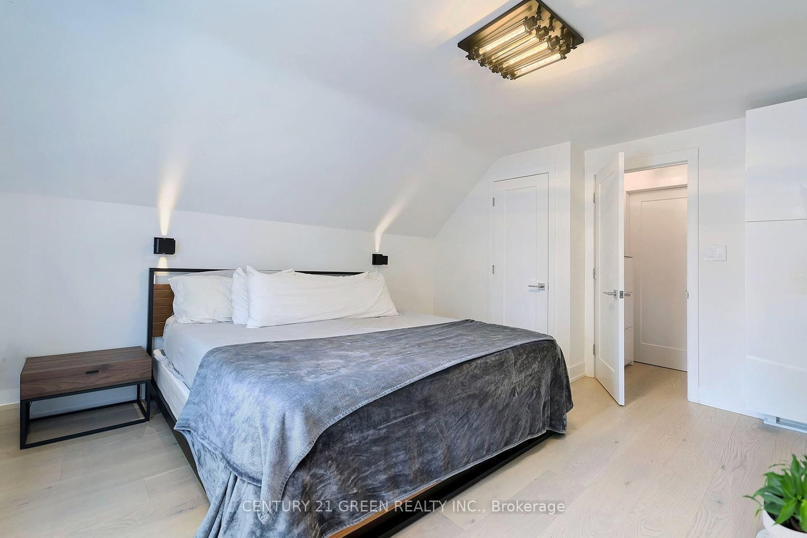 32 Castlebar Road • Toronto, ON photo 8