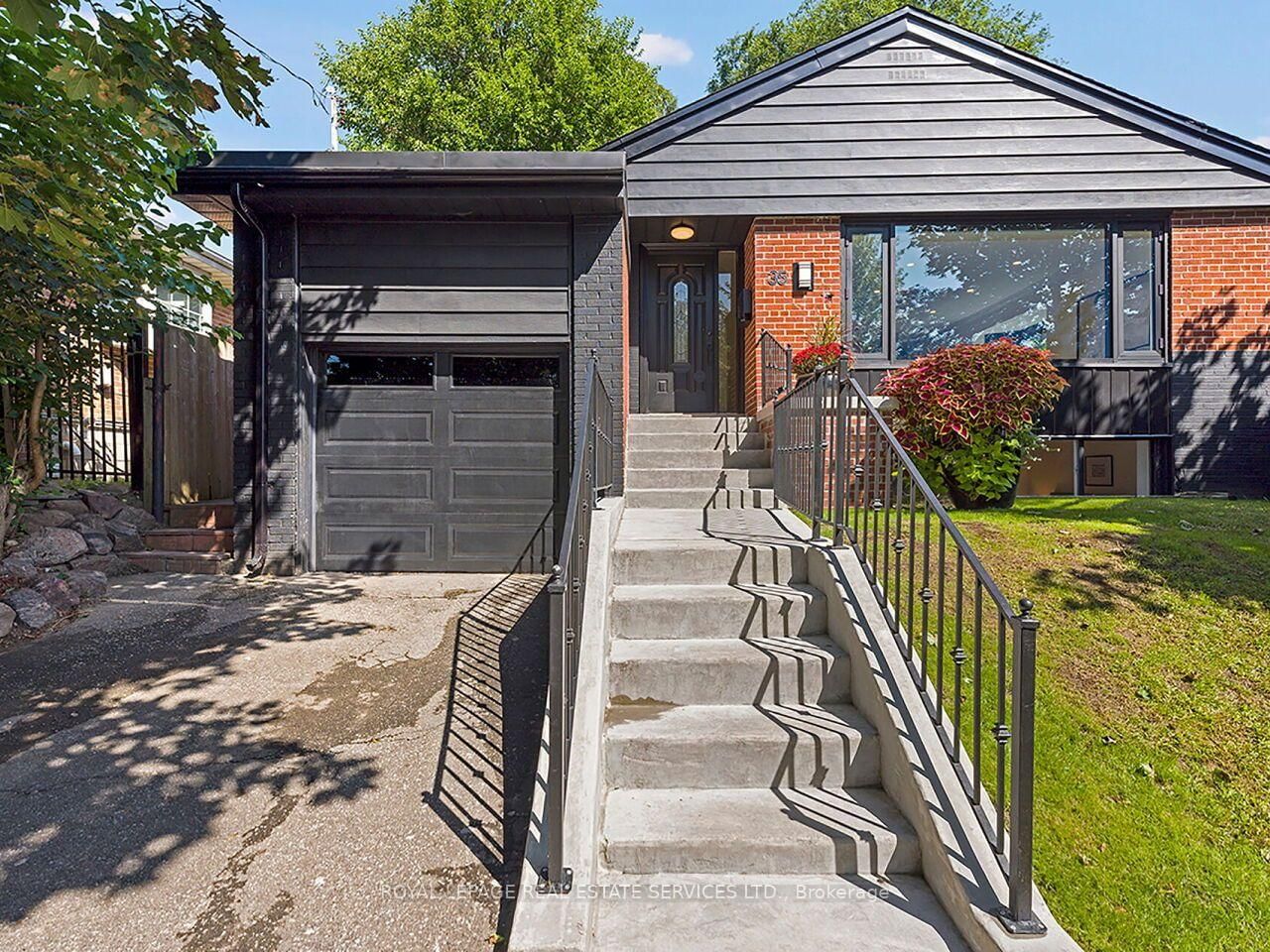 35 Fernalroy Boulevard • Toronto, ON photo 2