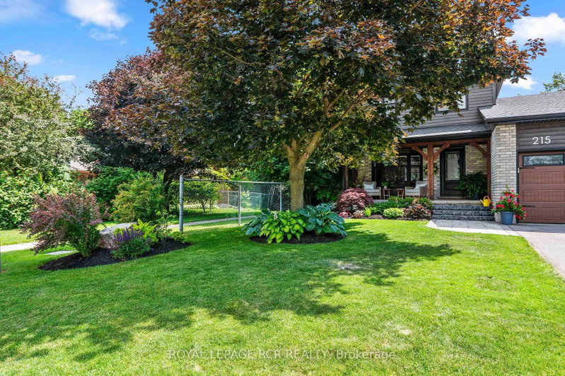 215 Oakwood Crescent
