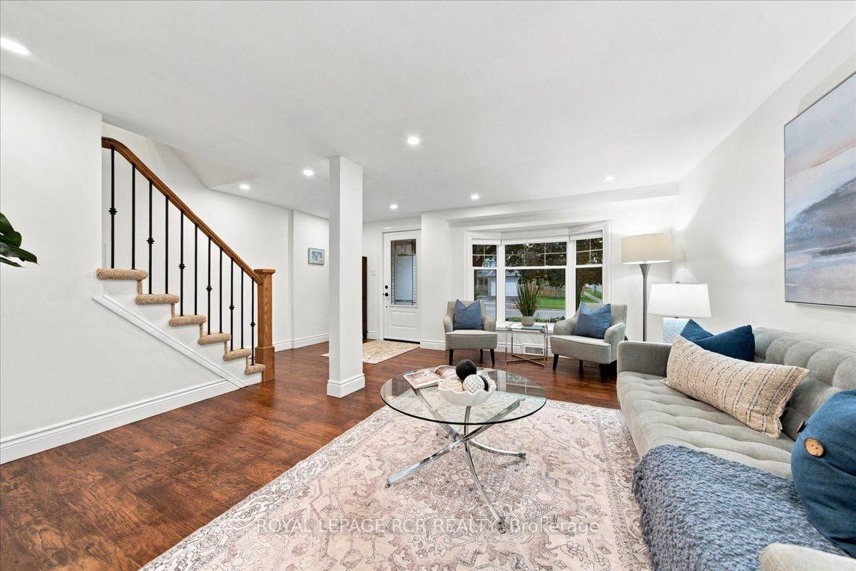 215 Oakwood Crescent photo 9