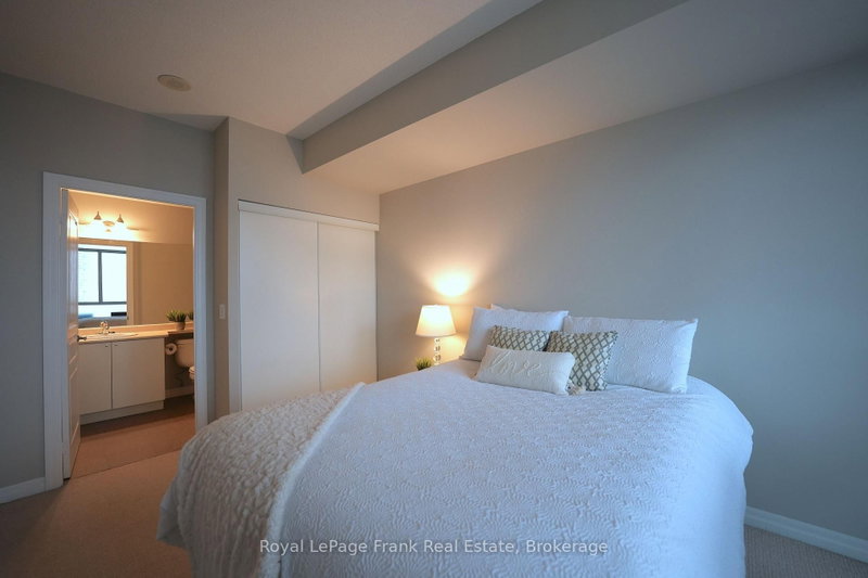 225 Webb Mississauga,ON L5B 4P2 — Photo 11