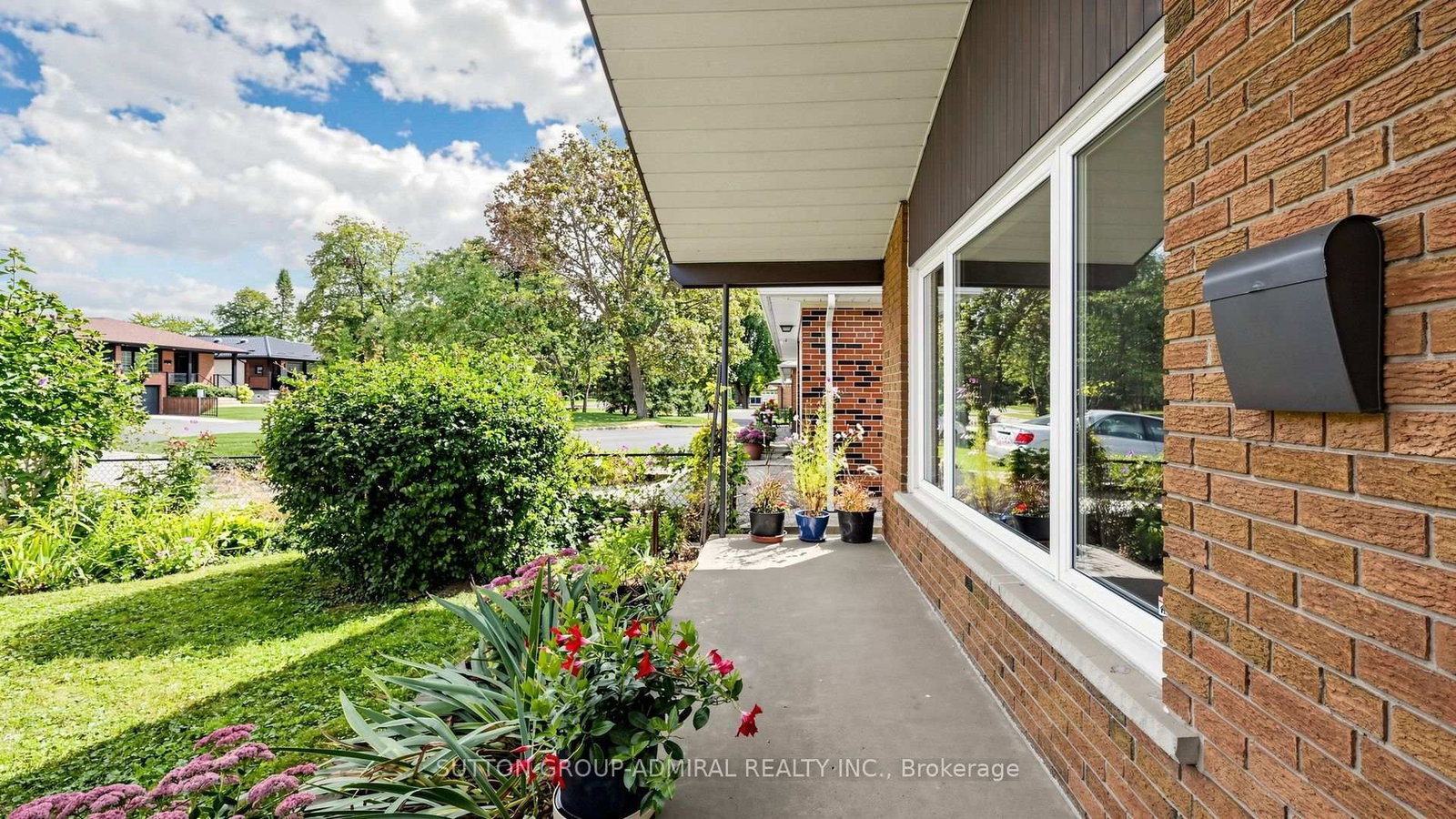 27 Warlingham Court • Toronto, ON photo 4
