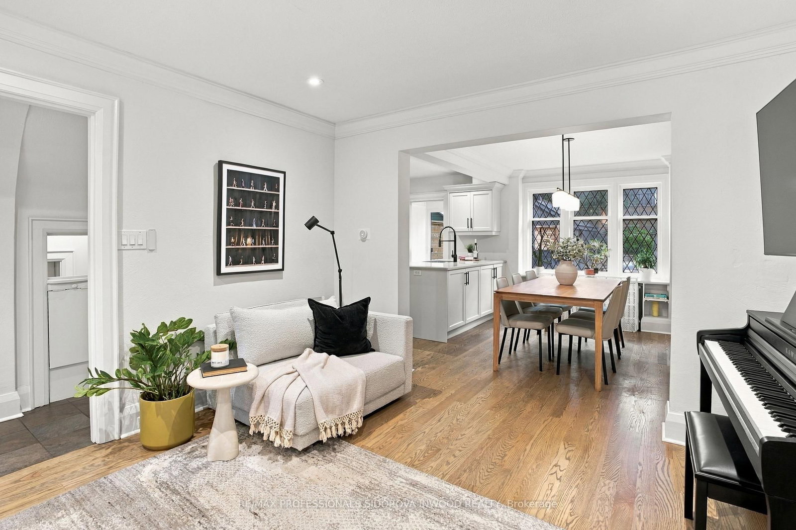 26 Larkin Avenue • Toronto, ON photo 2