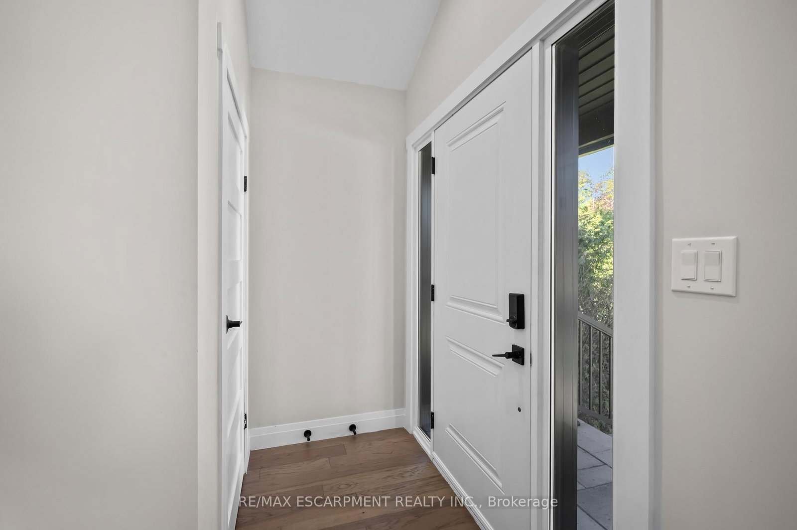 1041 Shepherd's Drive • Burlington, ON photo 7