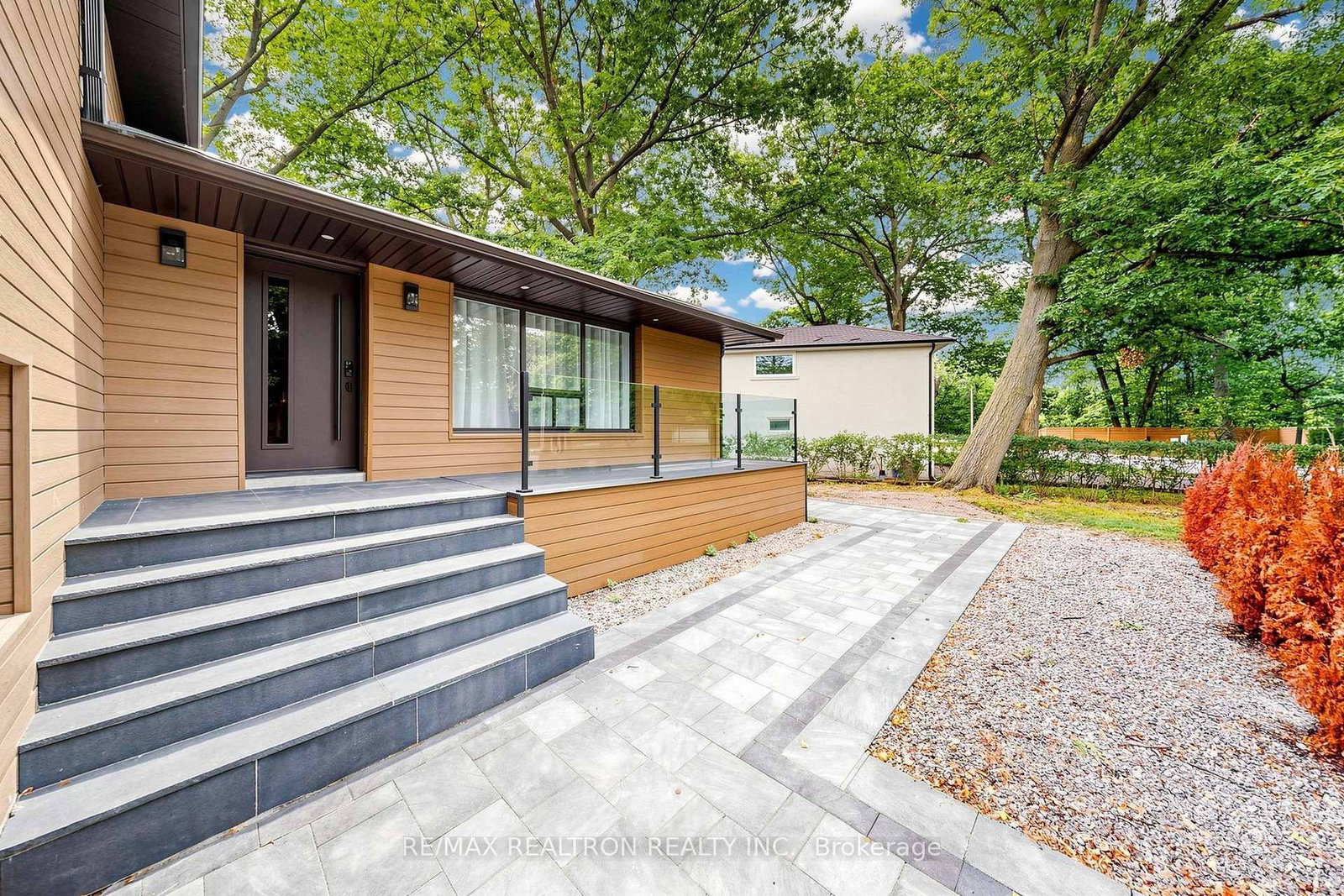 121 South Forster Park Drive • Oakville, ON photo 6