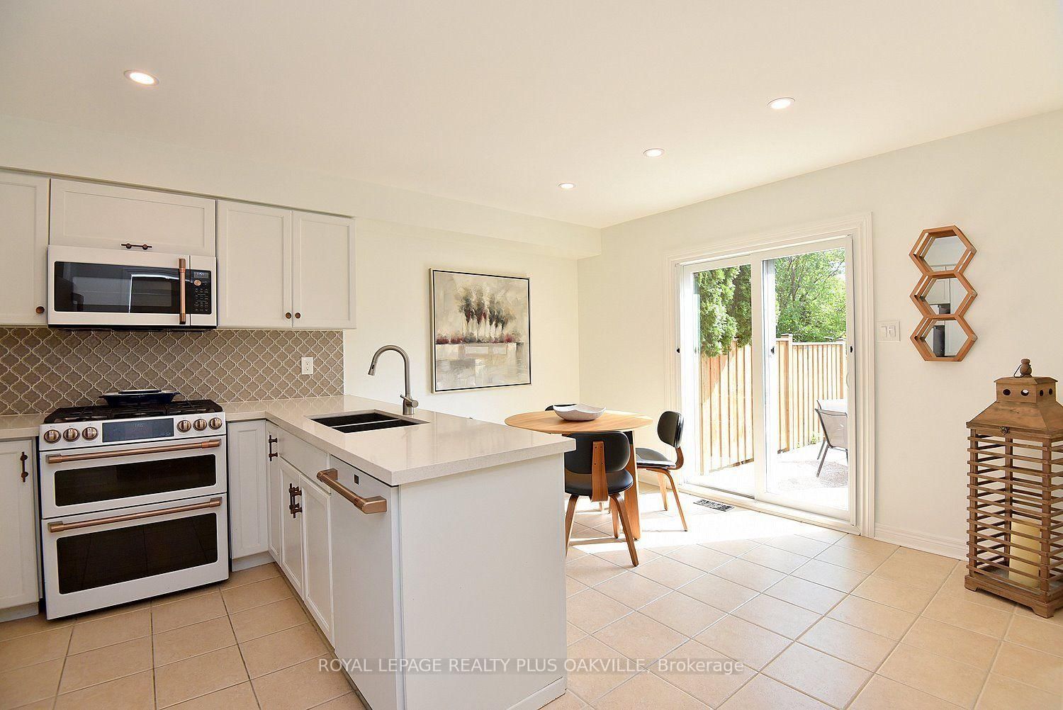 546 Sandcherry Drive • Burlington, ON photo 22