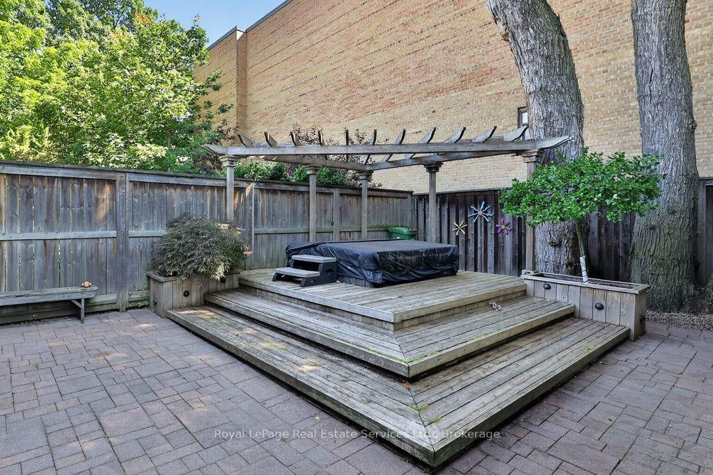 300 Lake Promenade • Toronto, ON photo 37