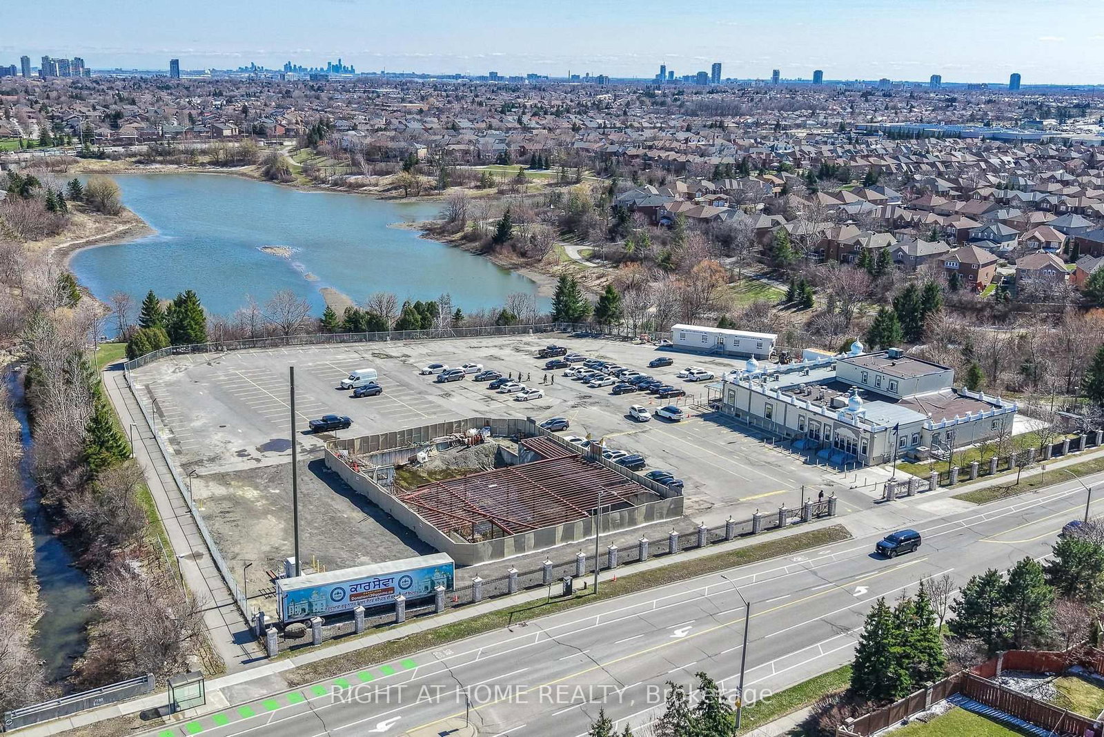 12 Anglers Catch Lane • Brampton, ON photo 4