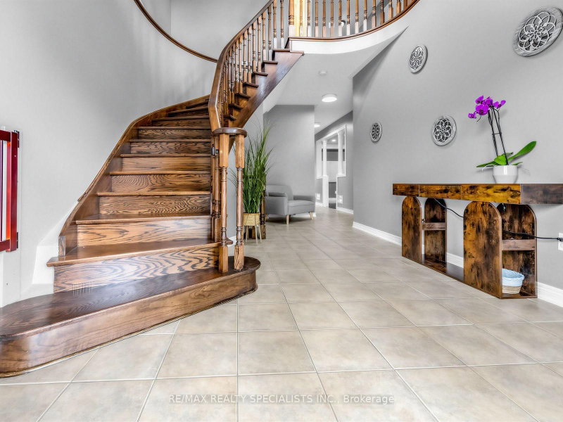 491 Willmott Cres photo 4
