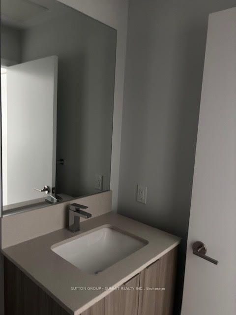 319 - 430 Square One Drive