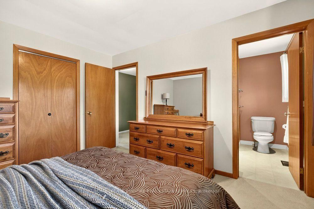 1083 Manorwood Drive • Burlington, ON photo 16