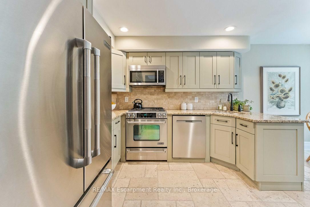 2331 Marine Drive • Oakville, ON photo 4