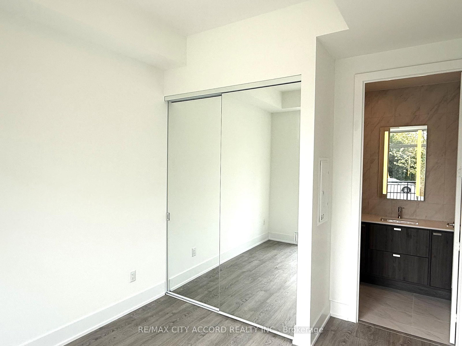 259 The Kingsway • #108 • Toronto, ON photo 10