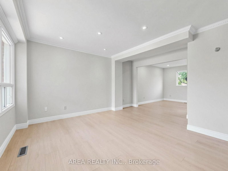 4749 Empire Cres photo 5