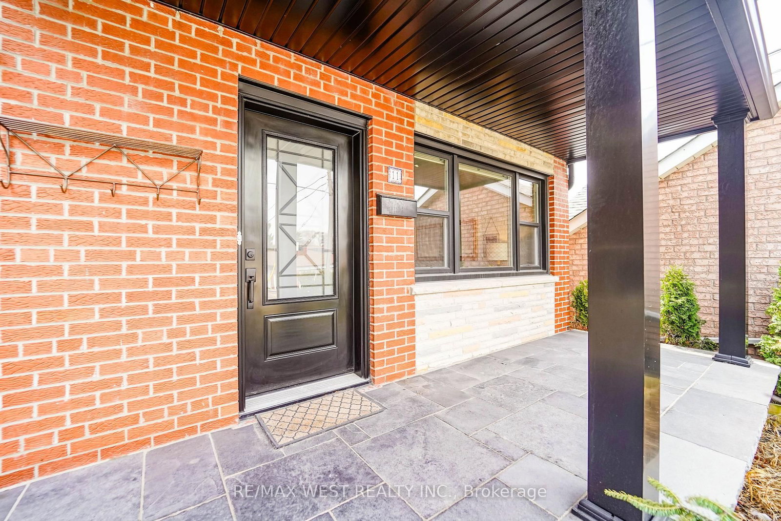 11 Helen Avenue • Toronto, ON photo 11