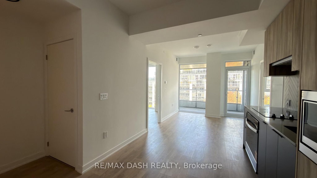 522 - 1037 THE QUEENSWAY Avenue 5