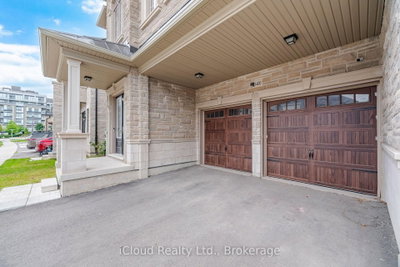 1400 Yellow Rose Circle • Oakville, ON photo 3