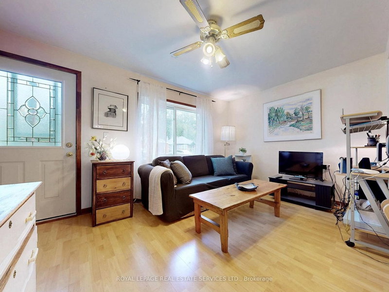 28 McIntosh Ave photo 4