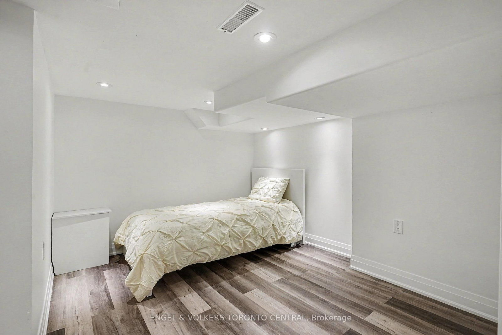28 Inverleigh Drive • Toronto, ON photo 22
