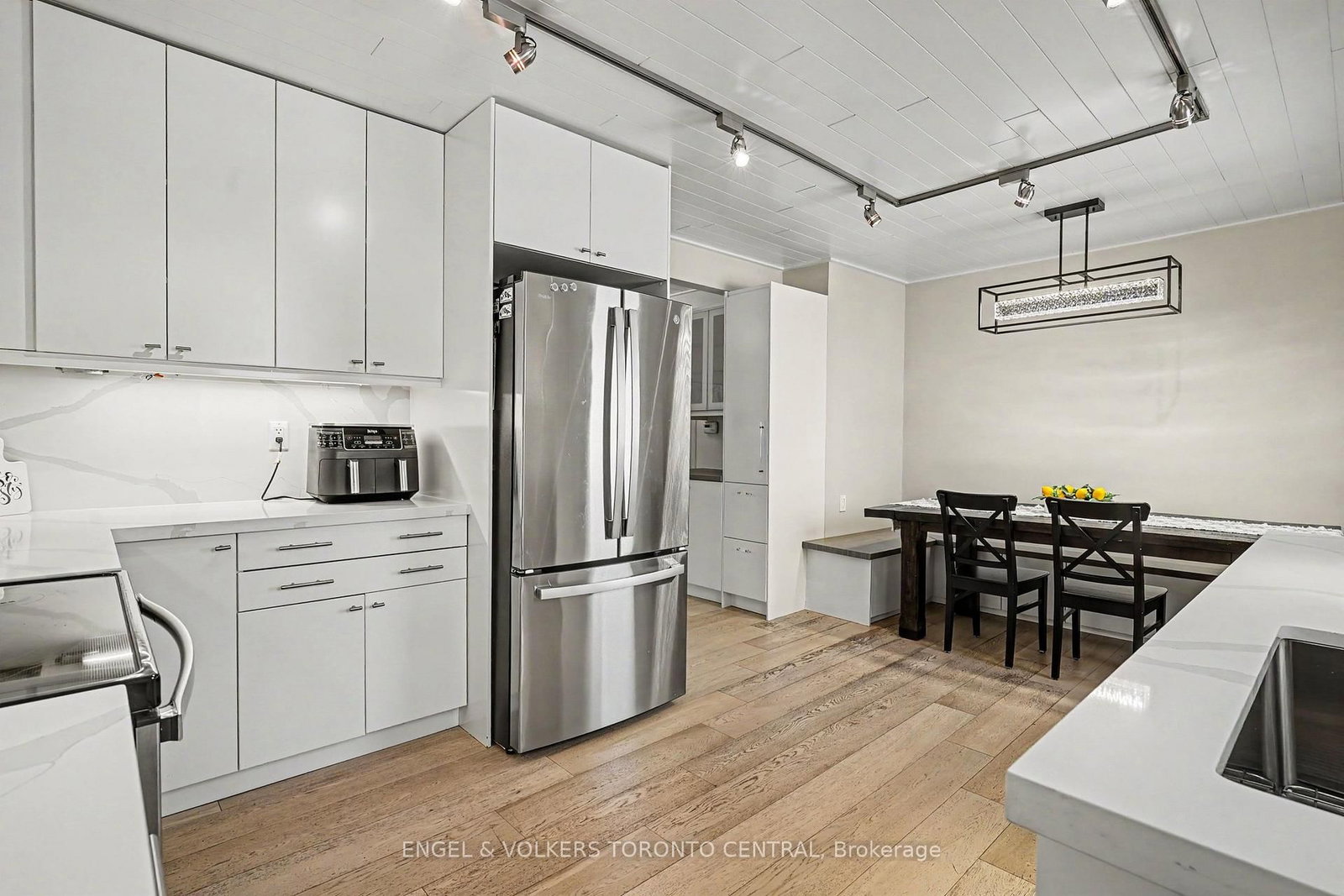 28 Inverleigh Drive • Toronto, ON photo 5
