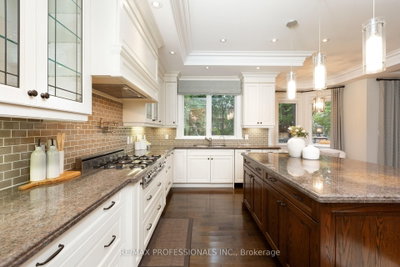 18 Hillcroft Drive • Toronto, ON photo 9