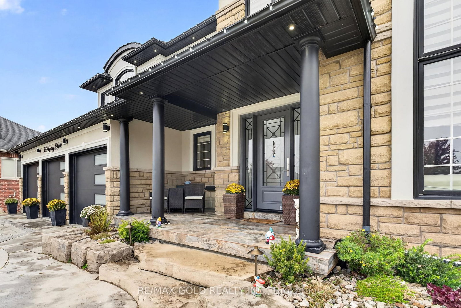33 Young Court • Orangeville, ON photo 2
