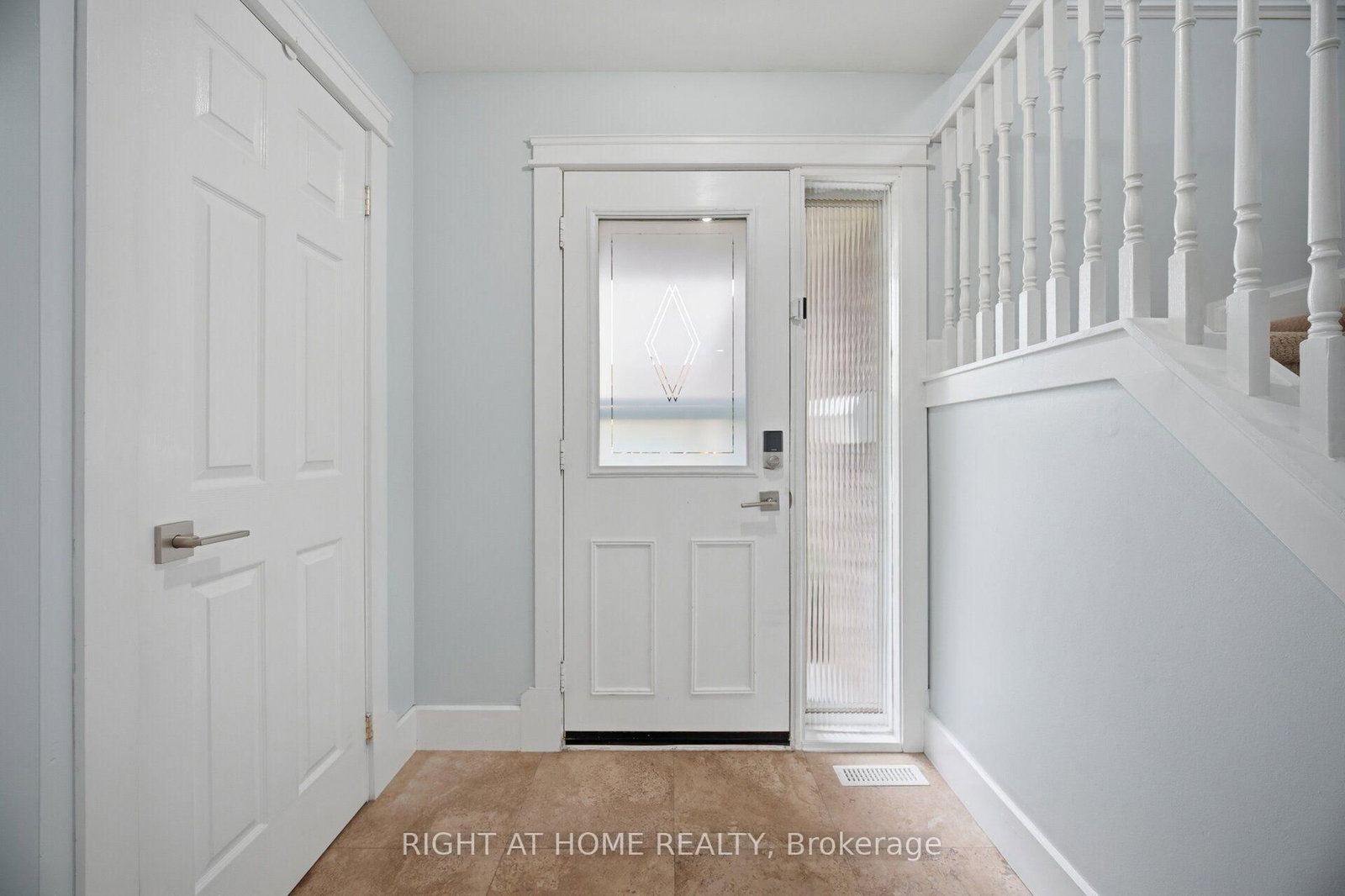 1527 Forestdale Court • Oakville, ON photo 6