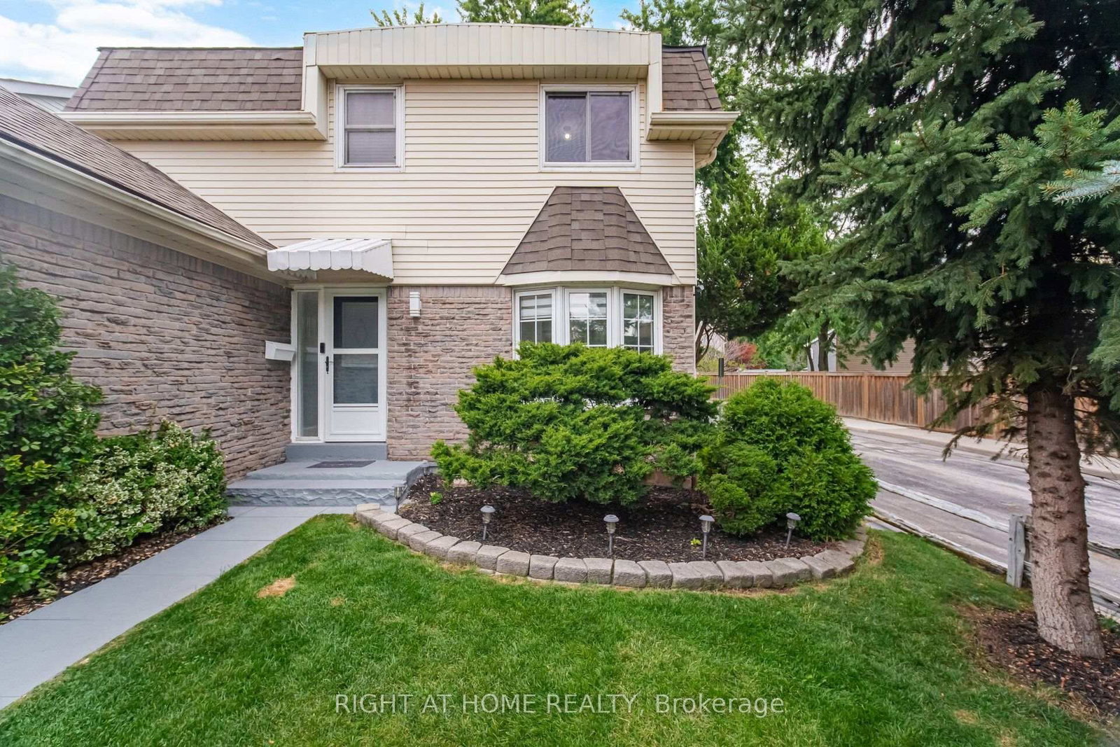 1527 Forestdale Court • Oakville, ON photo 4
