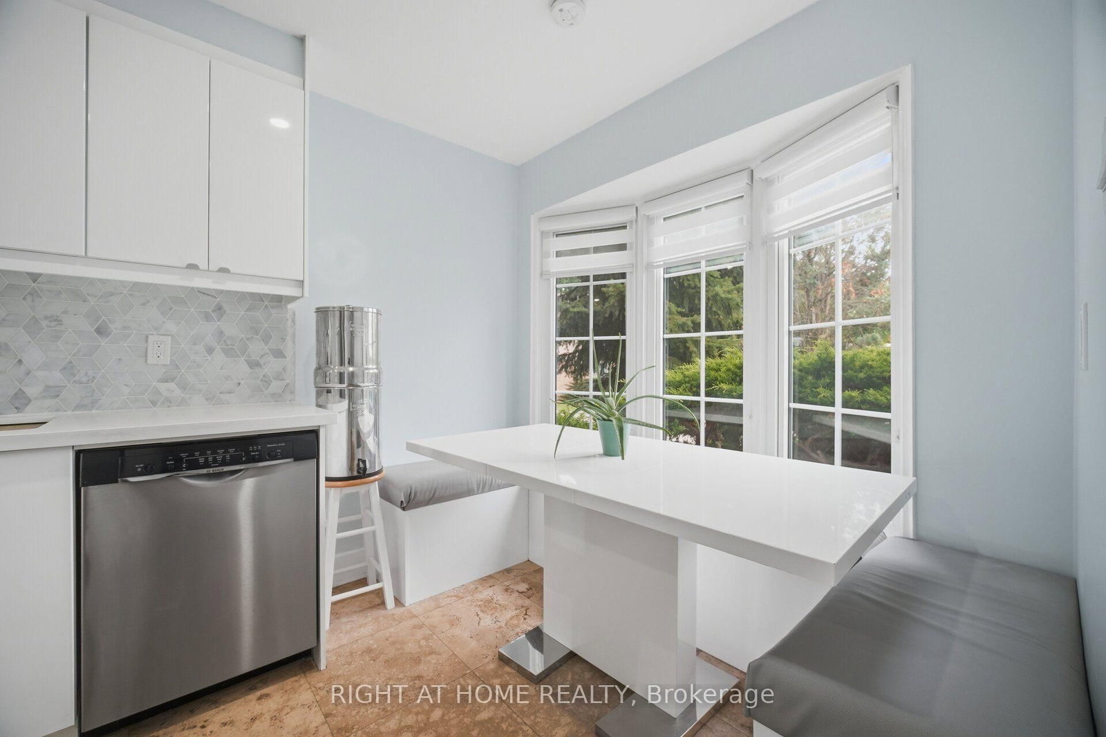 1527 Forestdale Court • Oakville, ON photo 17