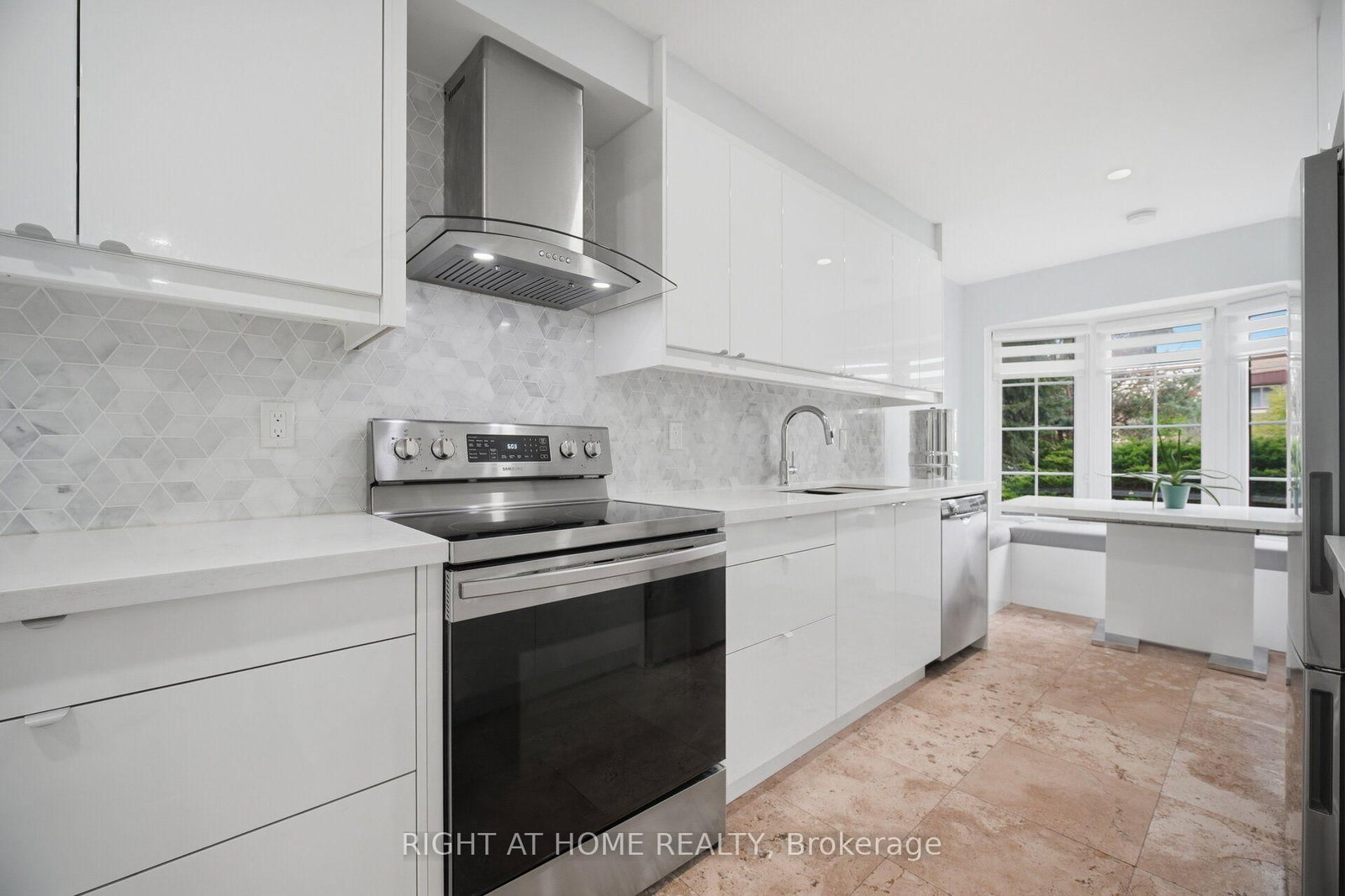 1527 Forestdale Court • Oakville, ON photo 13