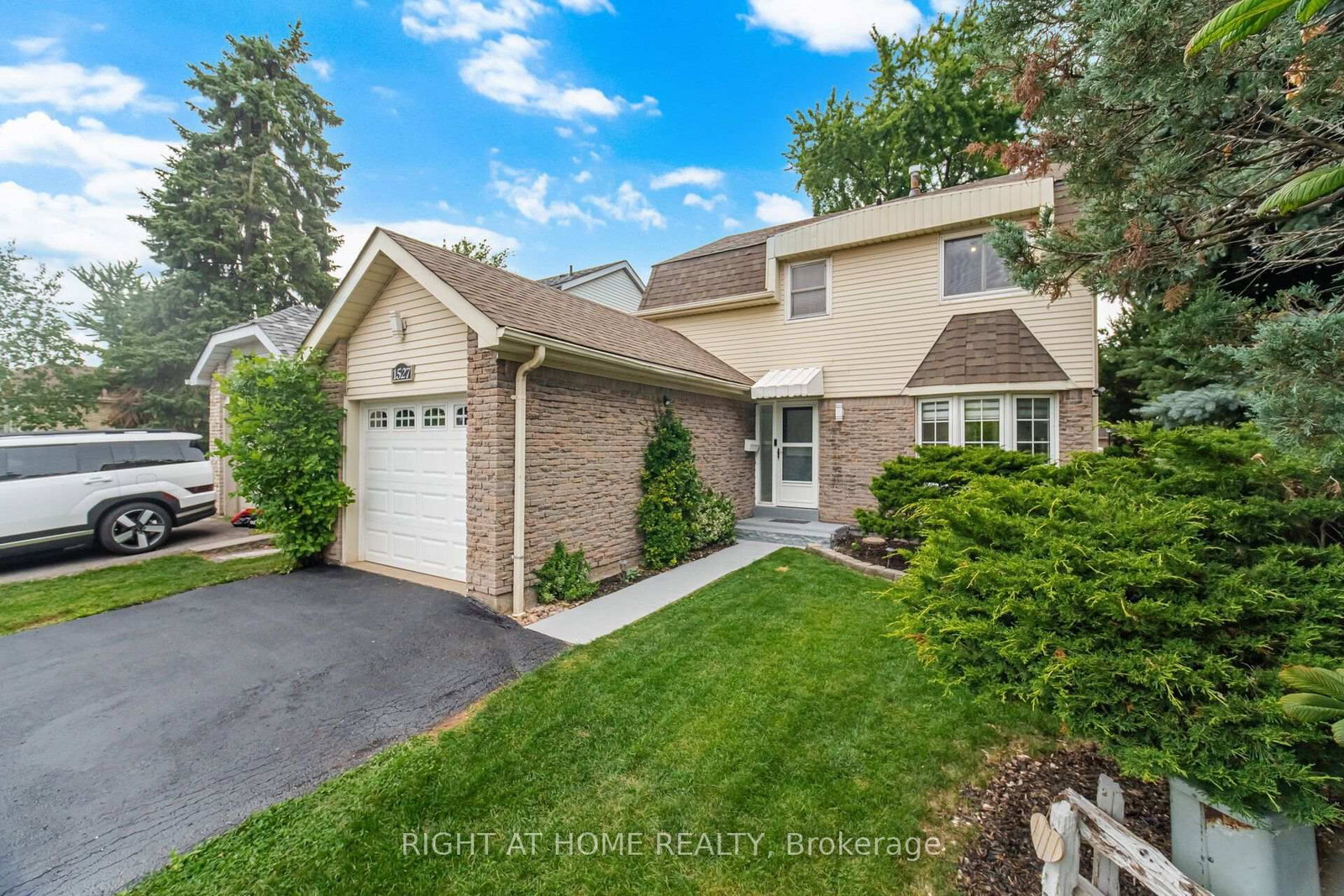 1527 Forestdale Court • Oakville, ON photo 3