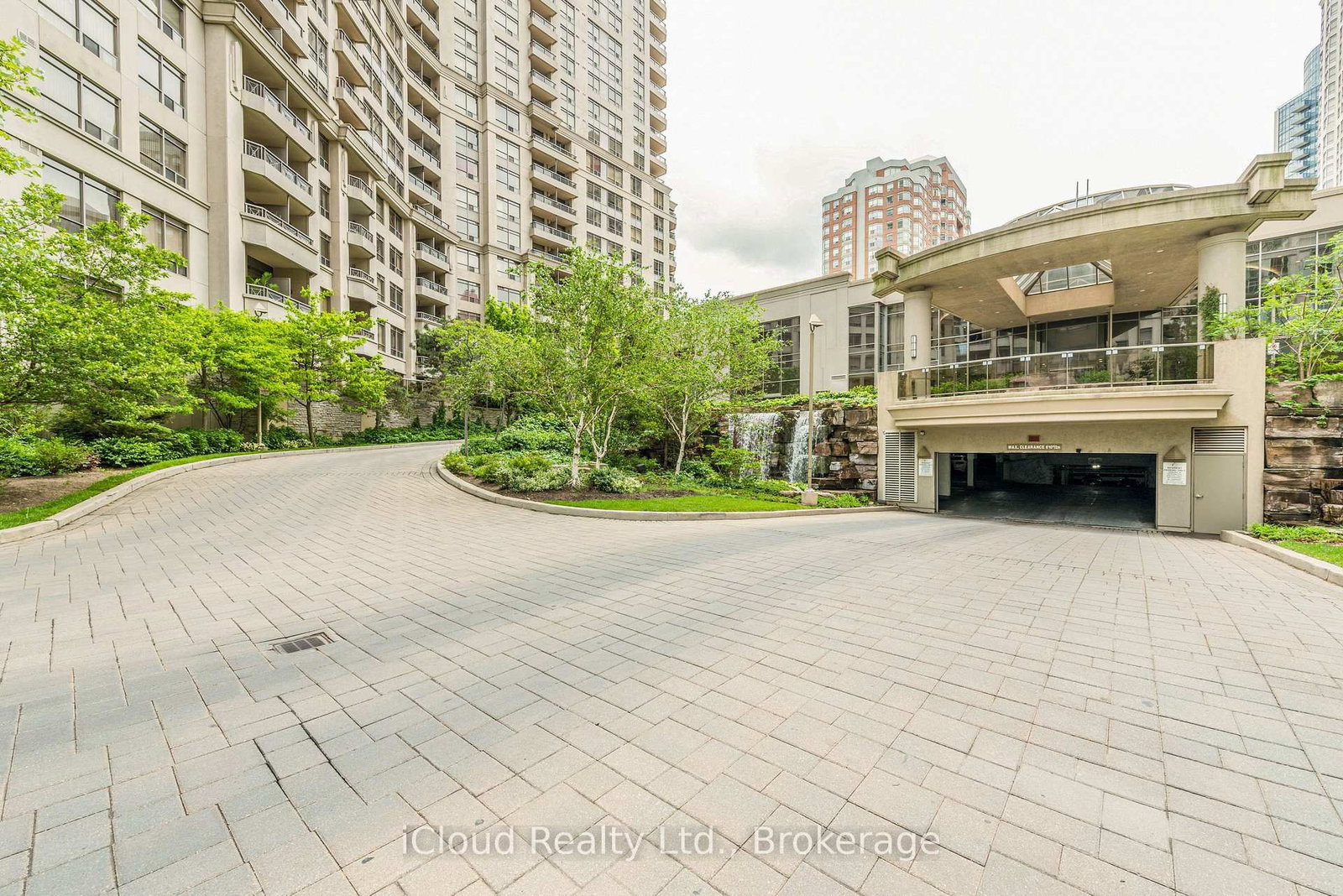 2521-3888 Duke Of York Blvd, Mississauga, view 5