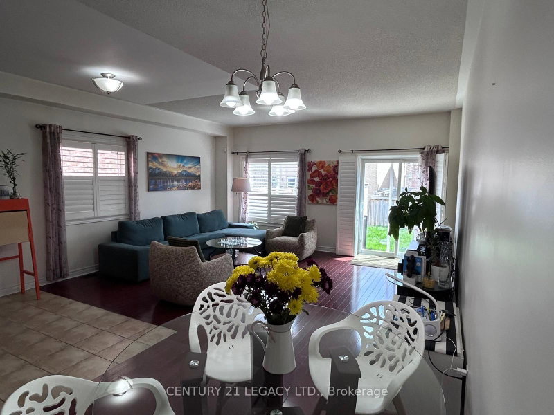 385 Comiskey Cres photo 4