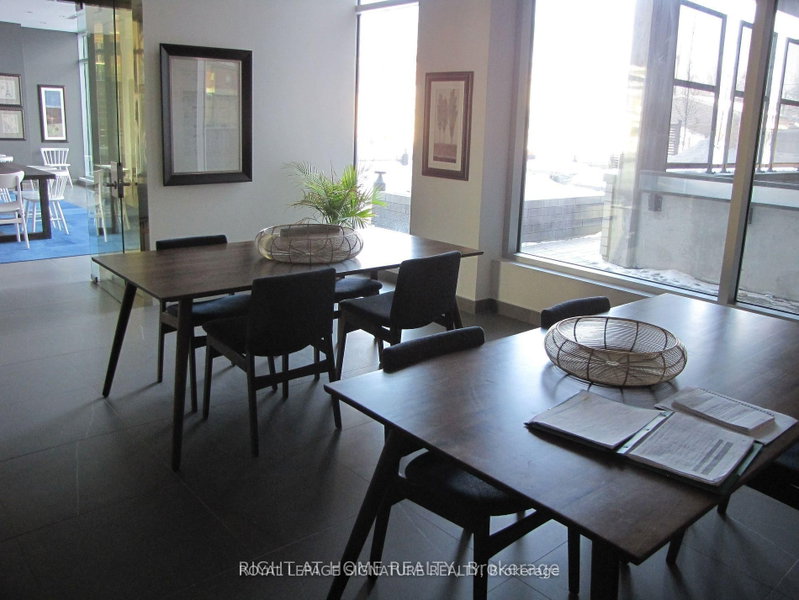 385 Osler St photo 2
