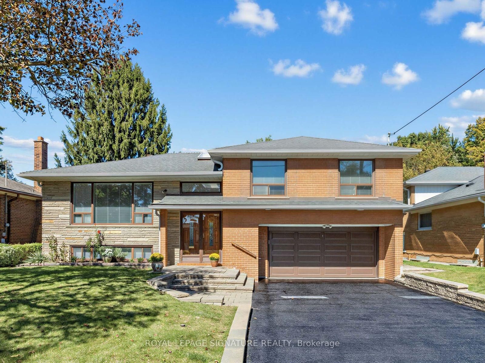 Detached House for sale at 39 Buxton Road, Toronto, Ontario, M3M 1Y6 - Downsview-Roding-CFB - MLS: W13865660
