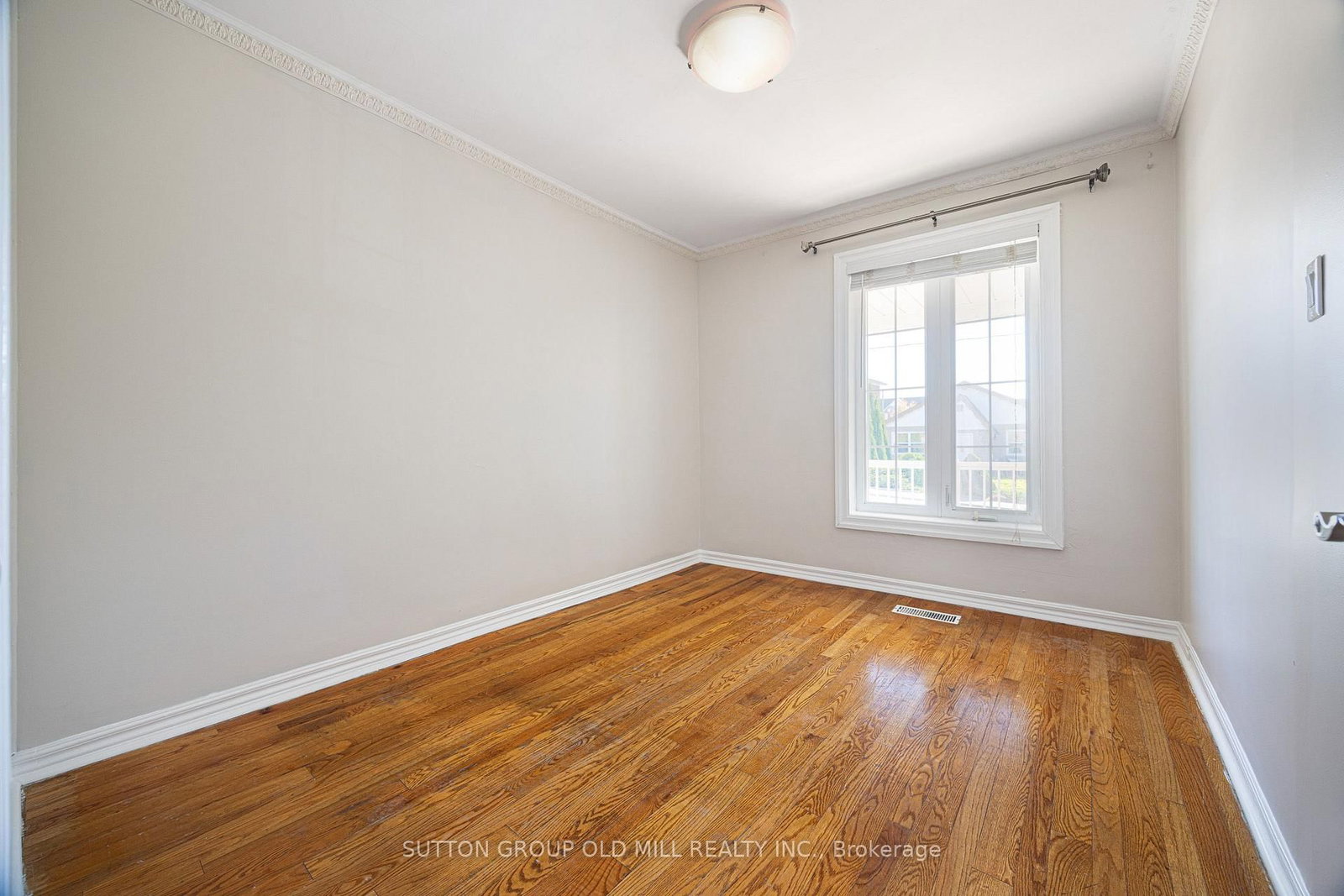 28 Holwood Avenue • Toronto, ON photo 8