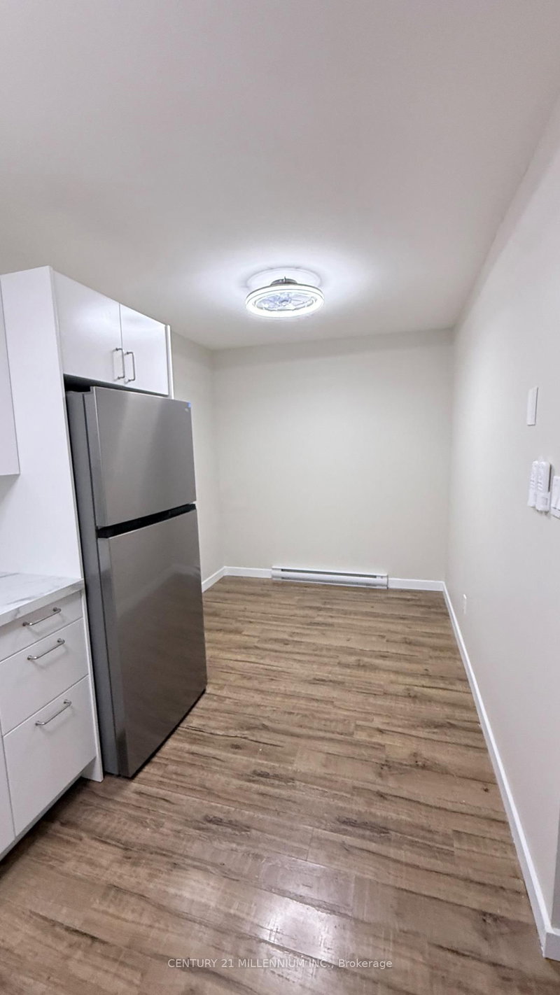 90 Lawrence Ave photo 4