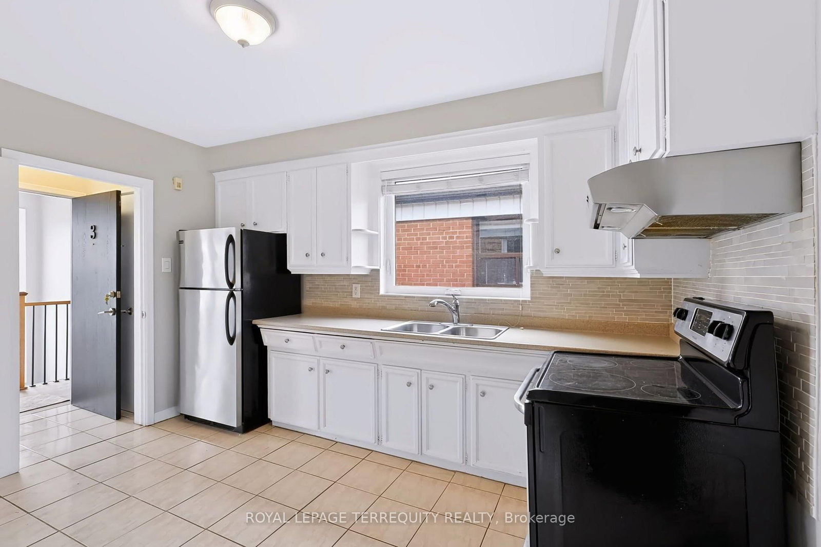Upper-32 Dynevor Rd, Toronto, view 14