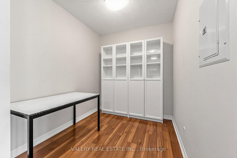 1403 Royal York Rd photo 3