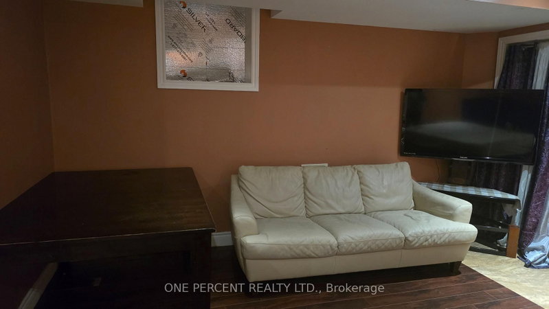 3365 Stoney Cres photo 3
