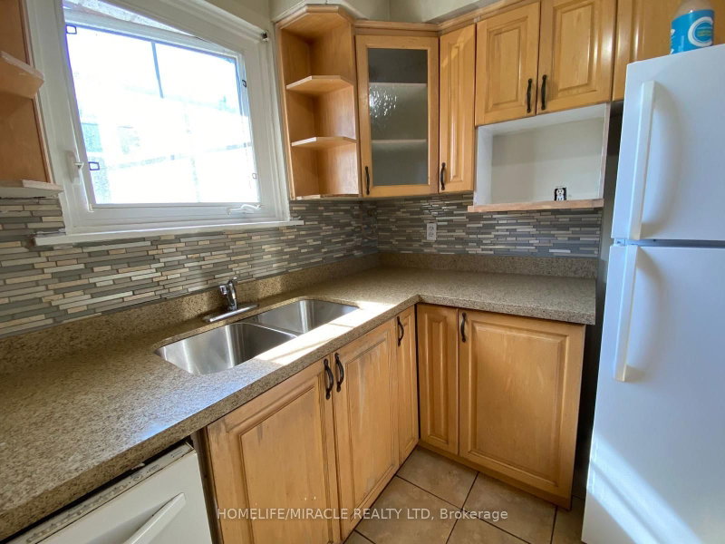 7711 Wrenwood Cres photo 3